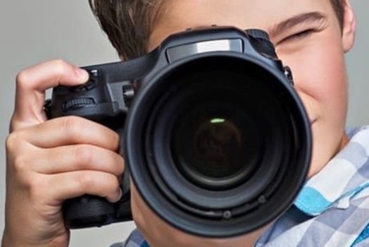 Junge mit Fotoapparat
