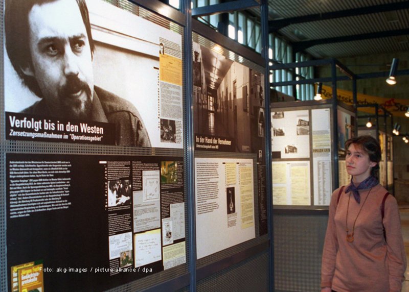 Eine Schautafel informiert über das Schicksal des DDR-Schriftstellers und Stasiopfers Jürgen Fuchs, der 1977 aus dem Gefängnis direkt in die Bundesrepublik abgeschoben wurde.