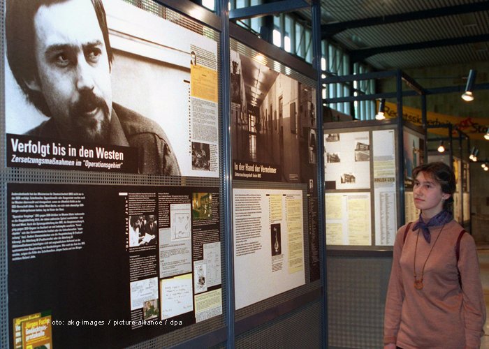 Orte des Nicht-Vergessens: FOrte des Nicht-Vergessens: Eine Schautafel informiert über das Schicksal des DDR-Schriftstellers und Stasiopfers Jürgen Fuchs, der 1977 aus dem Gefängnis direkt in die Bundesrepublik abgeschoben wurde. Eine Schautafel informiert über das Schicksal des DDR-Schriftstellers und Stasiopfers Jürgen Fuchs, der 1977 aus dem Gefängnis direkt in die Bundesrepublik abgeschoben wurde.