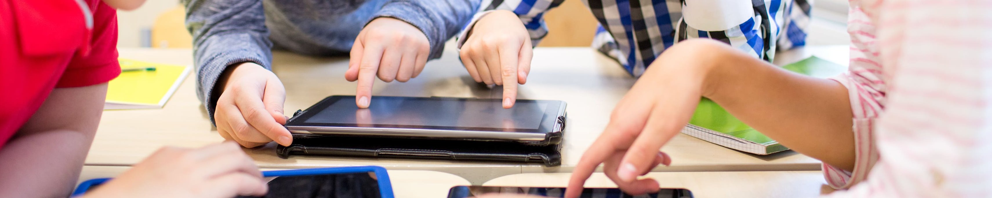 Schülerinnen und Schüler mit Tablets im Unterricht