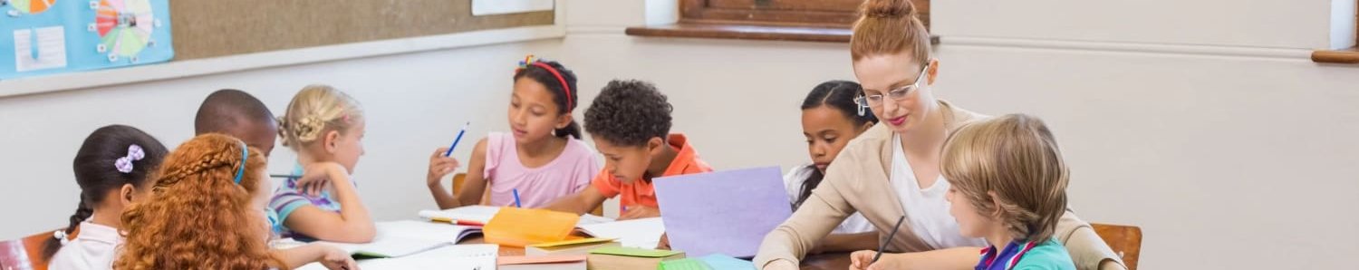 Lehrkraft mit Kindern im Klassenzimmer