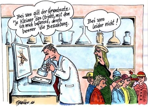 Cartoon der Woche: Je kleiner Wissenschaftler schaut in Mikroskop, Lehrerin läuft mit ein paar Schülern an ihm vorbei