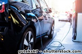 Unterrichtsmaterial Elektromobilität, Sek II E-Auto an der Ladesäule