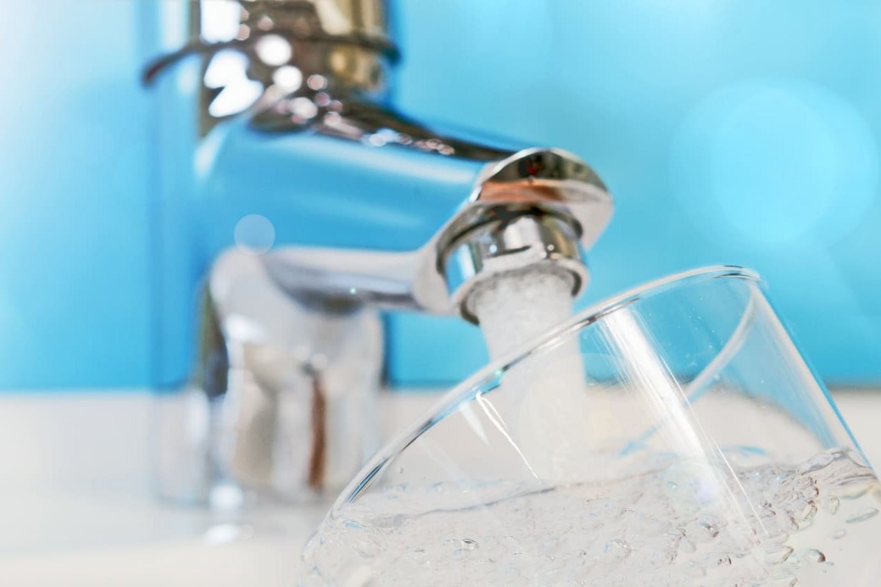 Wasser aus Wasserhahn 
