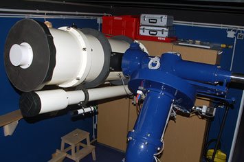 abb_1_teleskop.jpg Das 12,5"-Newton-Cassegrain-Teleskop neben dem 110 mm-Achromat-Refraktor auf der schweren Zeiss-Montierung