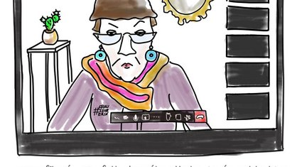 Lehrerin schaut bei einem Onlinemeeting in schwarze Bildschirme der Teilnehmer 