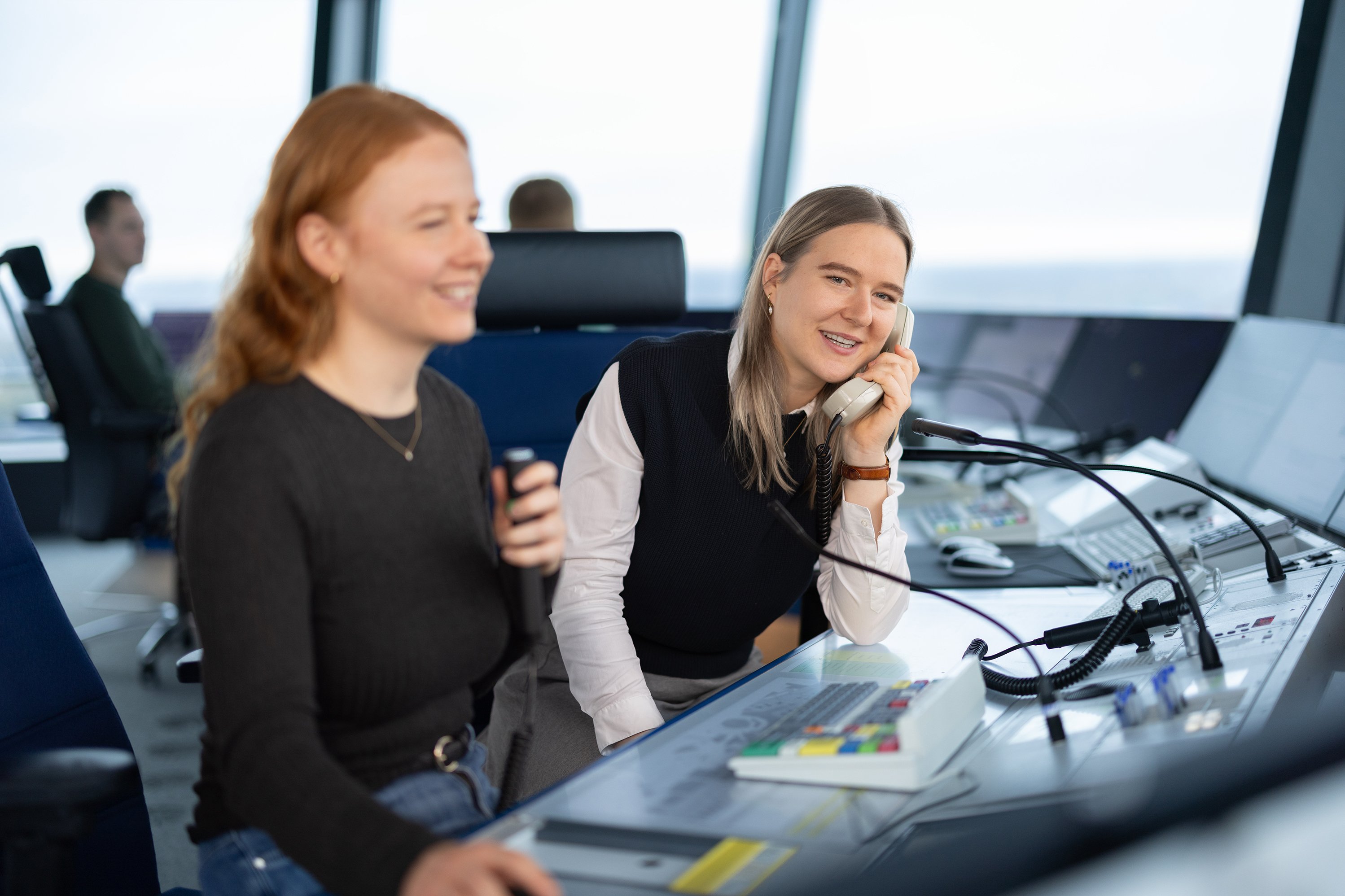 Zwei Frauen im Fluglotsen Tower
