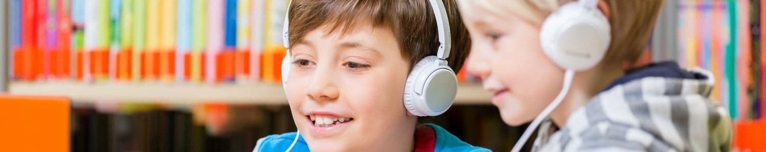 Grundschulkinder mit Köpfhörern