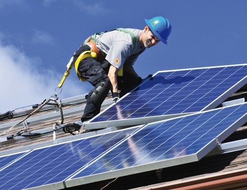 Mann installiert Photovoltaik Anlage