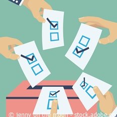 Verschiedene Wähler werfen ihren angekreuzten Stimmzettel in eine Urne