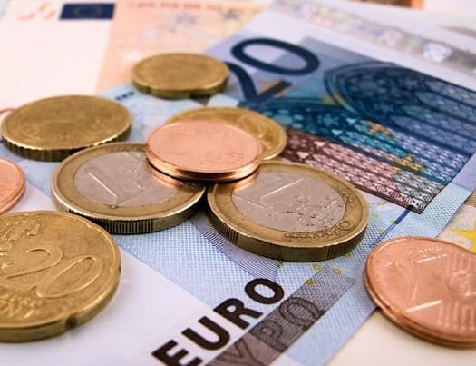 Euroscheine und Münzen 