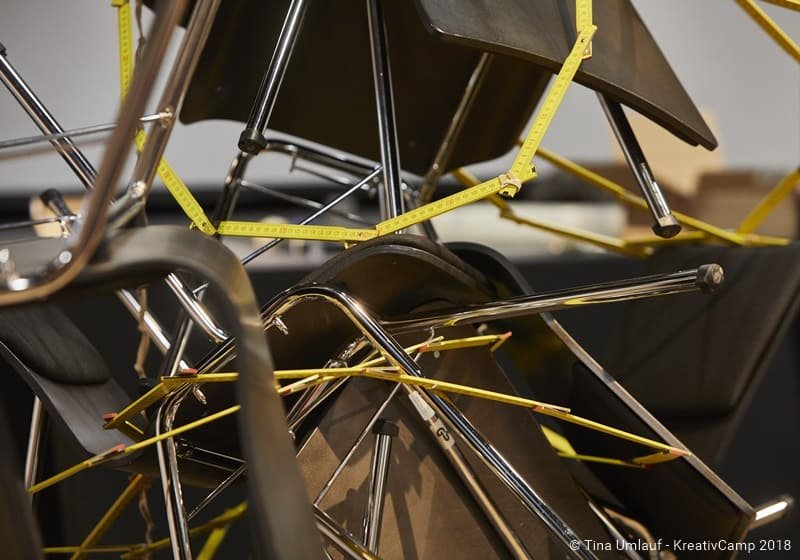 kulturelle Bildung: Physik und Kraft Stühle in einem Experiment für den Physik-Unterricht