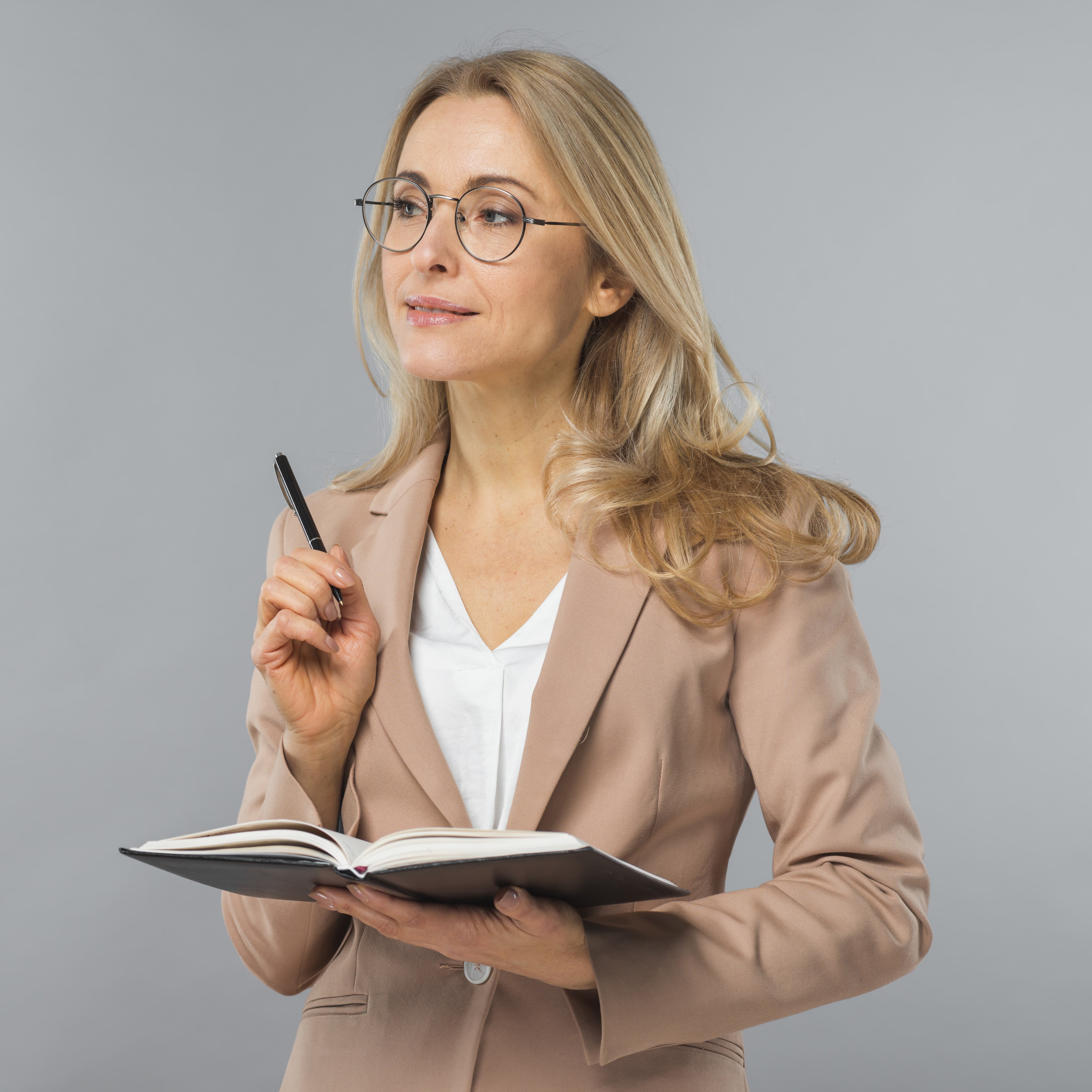 Checkliste, um bestens auf den Schuljahresbeginn vorbereitet zu sein. Frau mit Checkliste