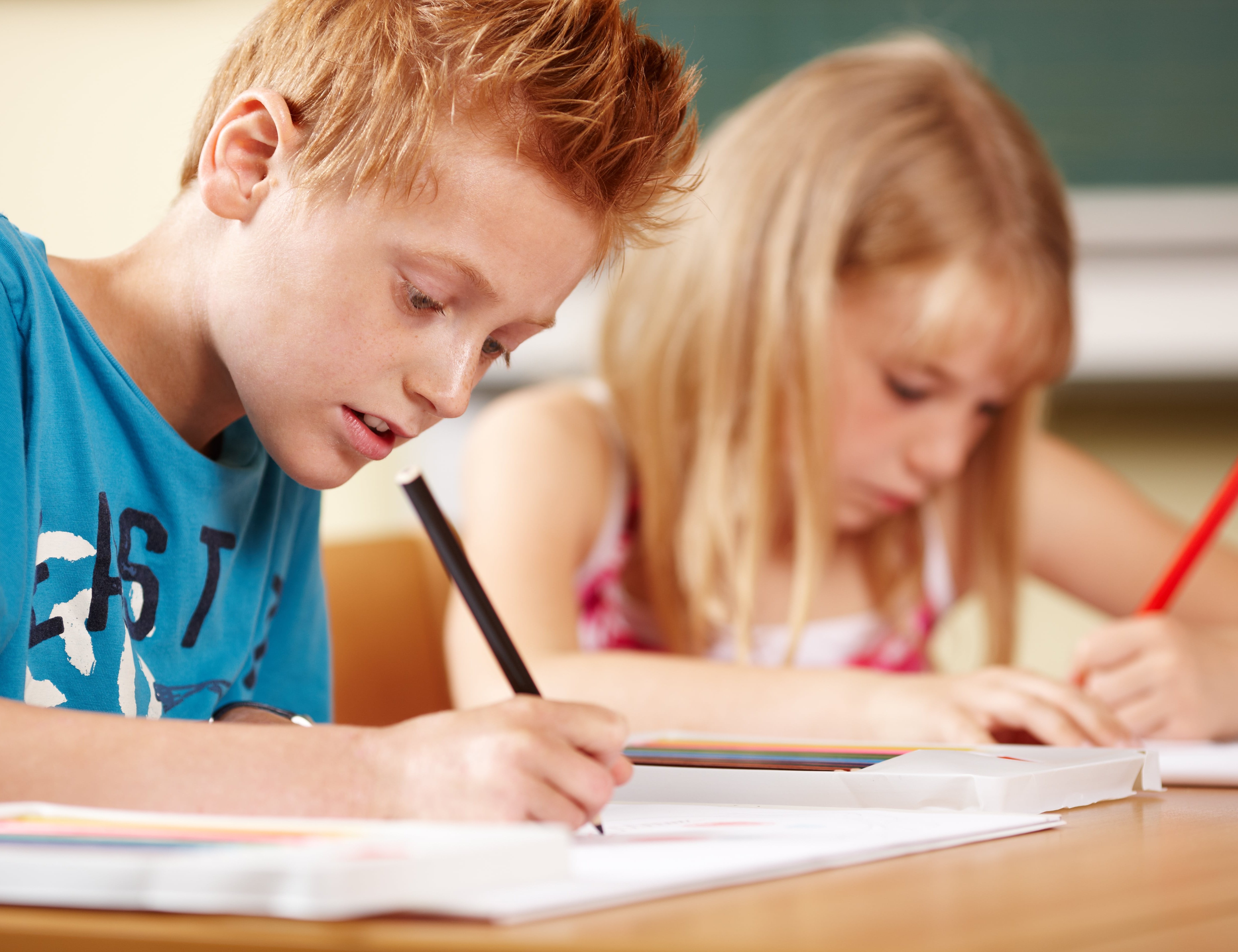 Schülerinnen und Schüler schreiben