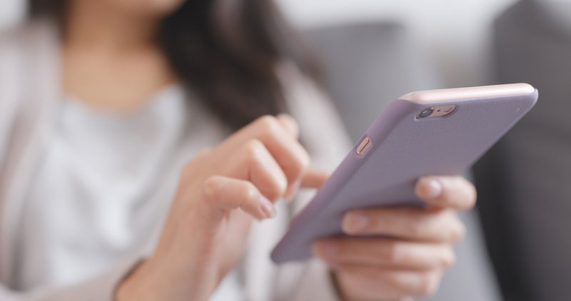 Frau nutzt Smartphone