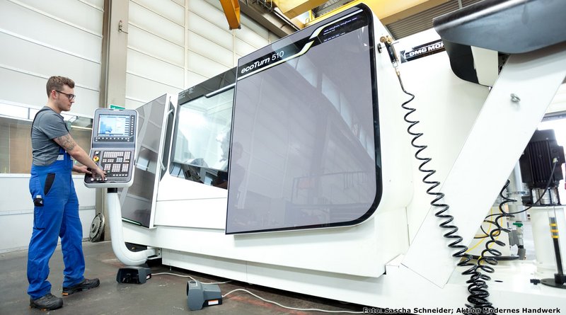 Mann der den EcoTurn 510 bedient. 