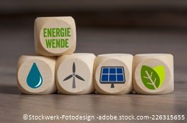 Würfel mit Symbolen zum Thema nachhaltige Energie