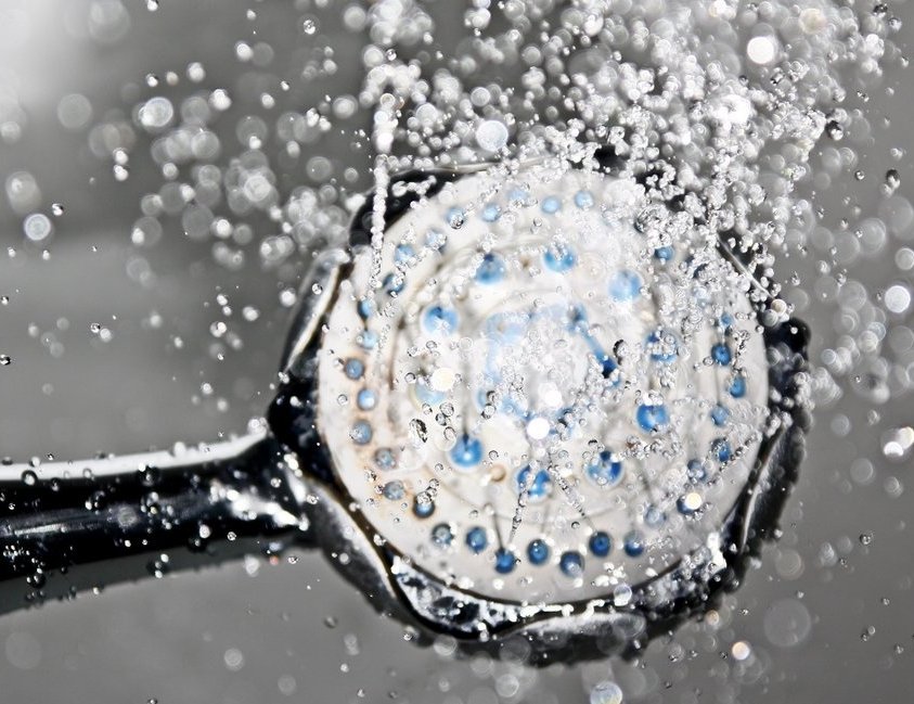 Wasser kommt aus der Dusche