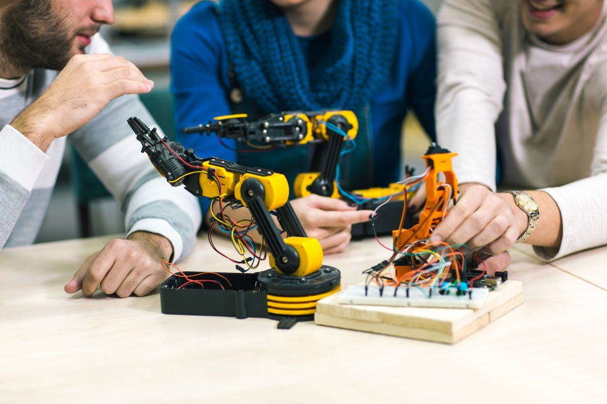 Schüler arbeiten mit einem Roboter