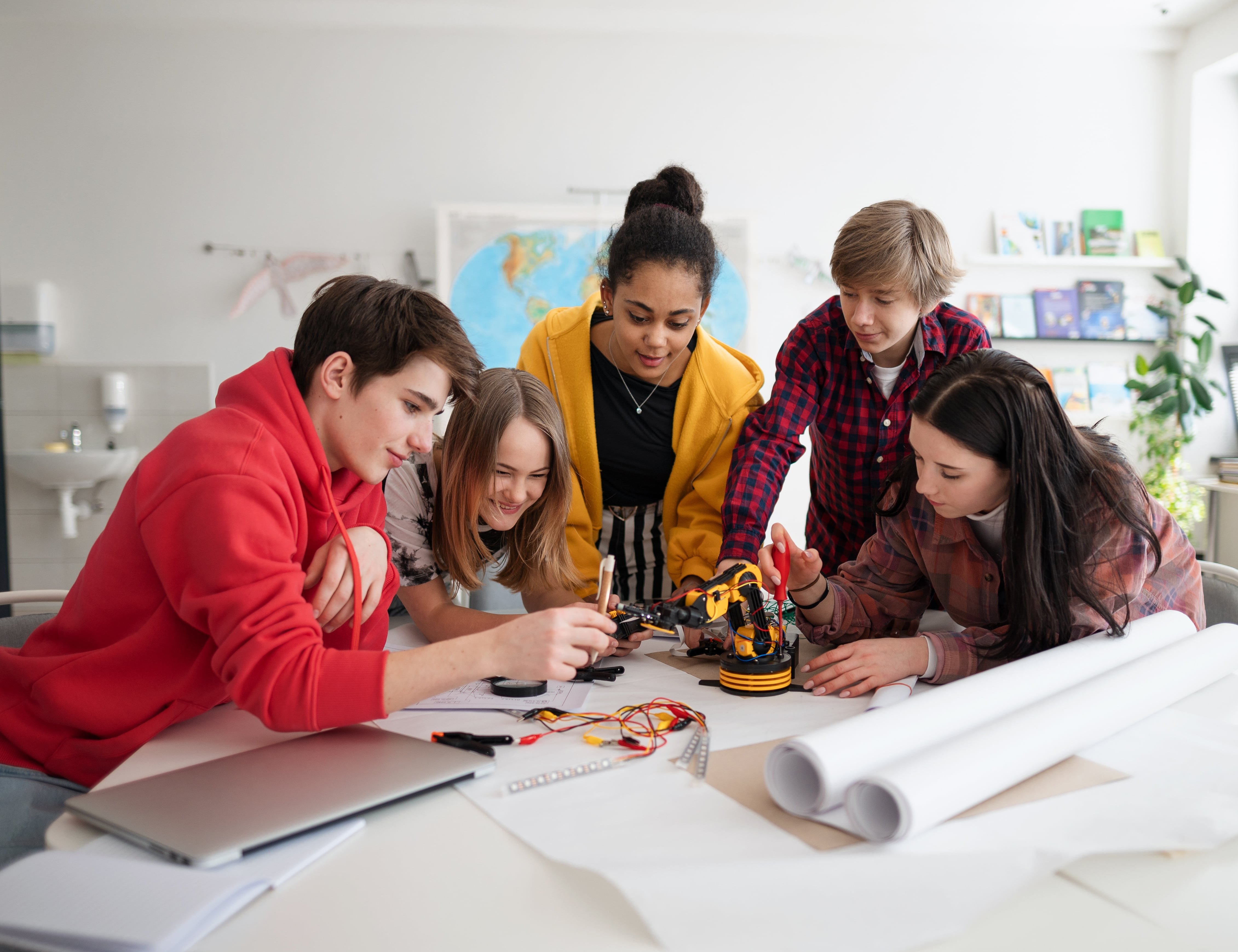 Schülerinnen und Schüler programmieren einen Roboterarm