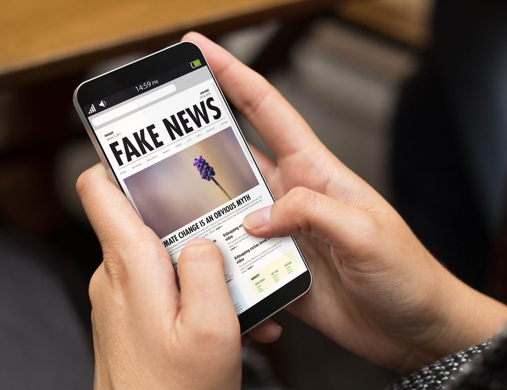 Smartphone mit Fake News