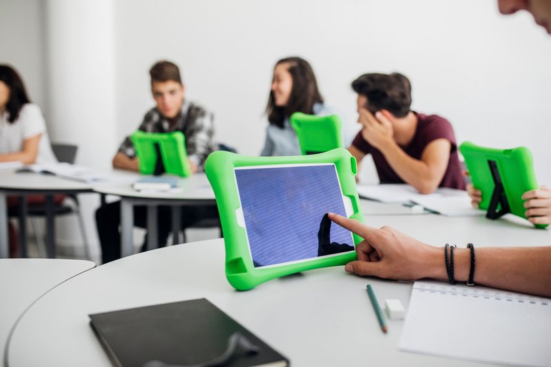 Jugendliche arbeiten an Tablets