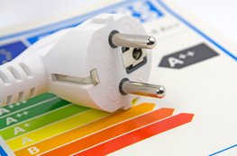 Materialien zum effizienten und sparsamen Umgang mit Energie Stecker für Strom als Zeichen für Energieeffizienz
