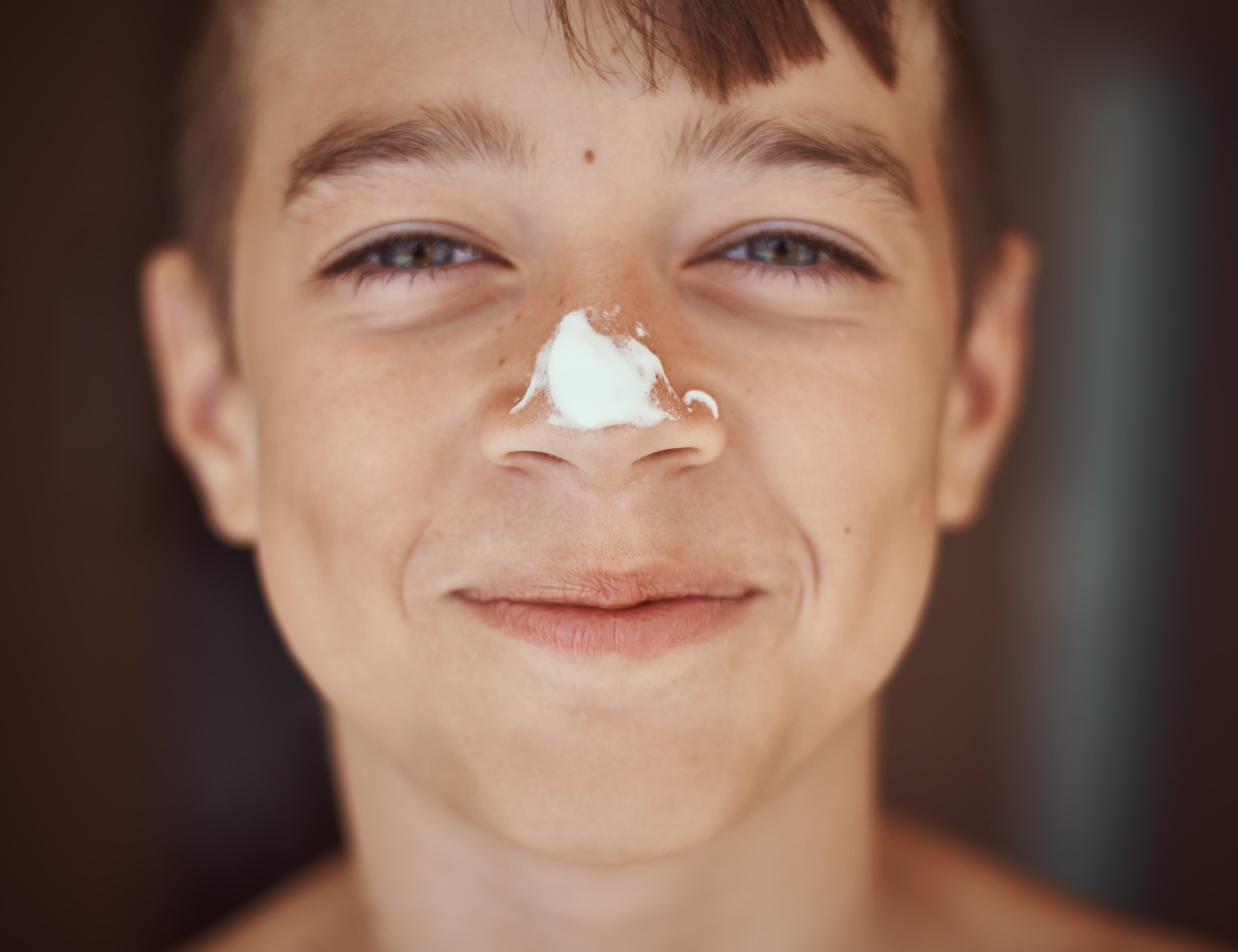 Junge mit einem Kleks Sonnencreme auf der Nase