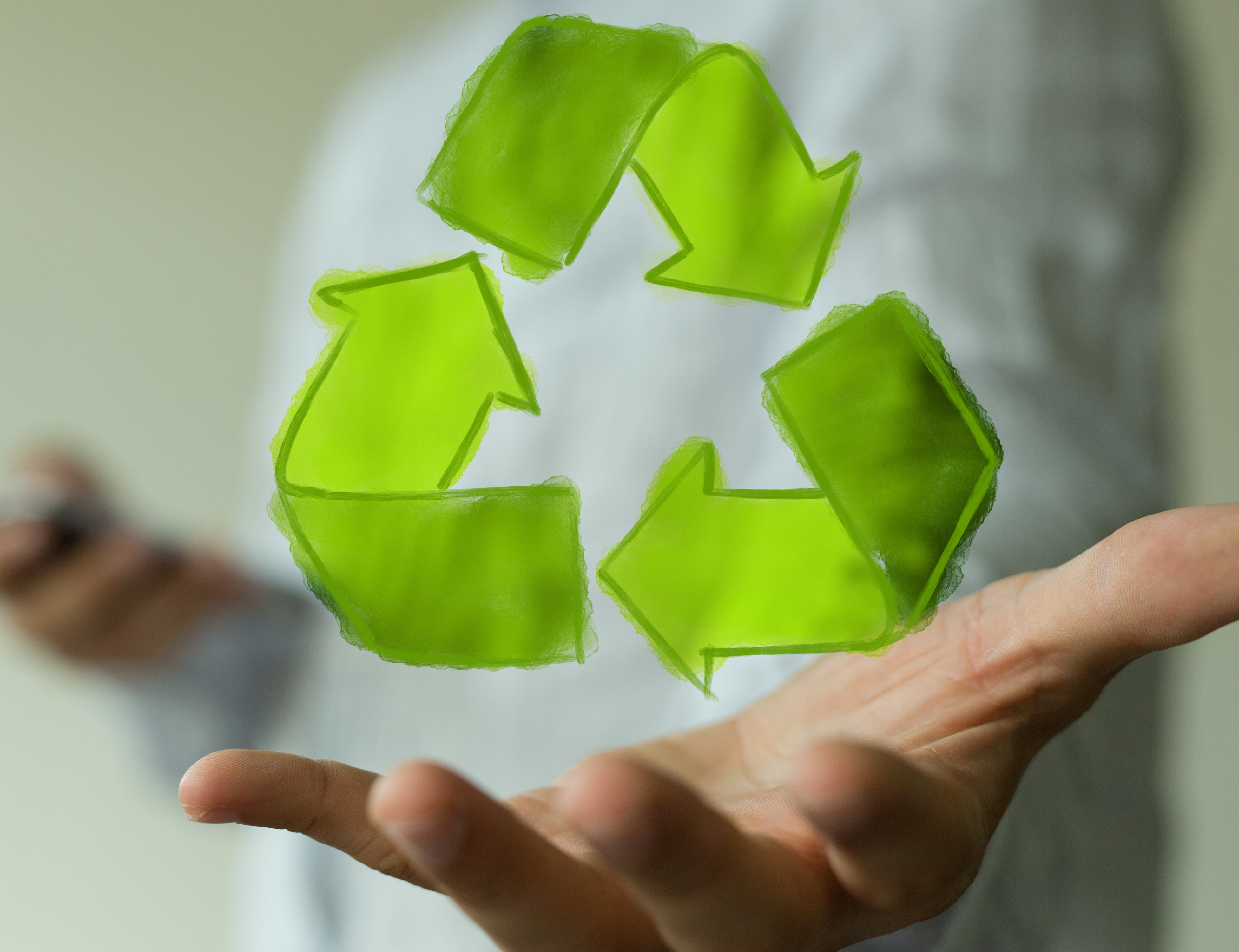 Hand über der das Reuse-Zeichen schwebt