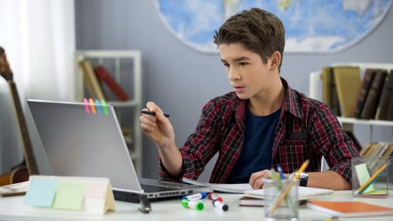 Schüler arbeitet an seinem Laptop