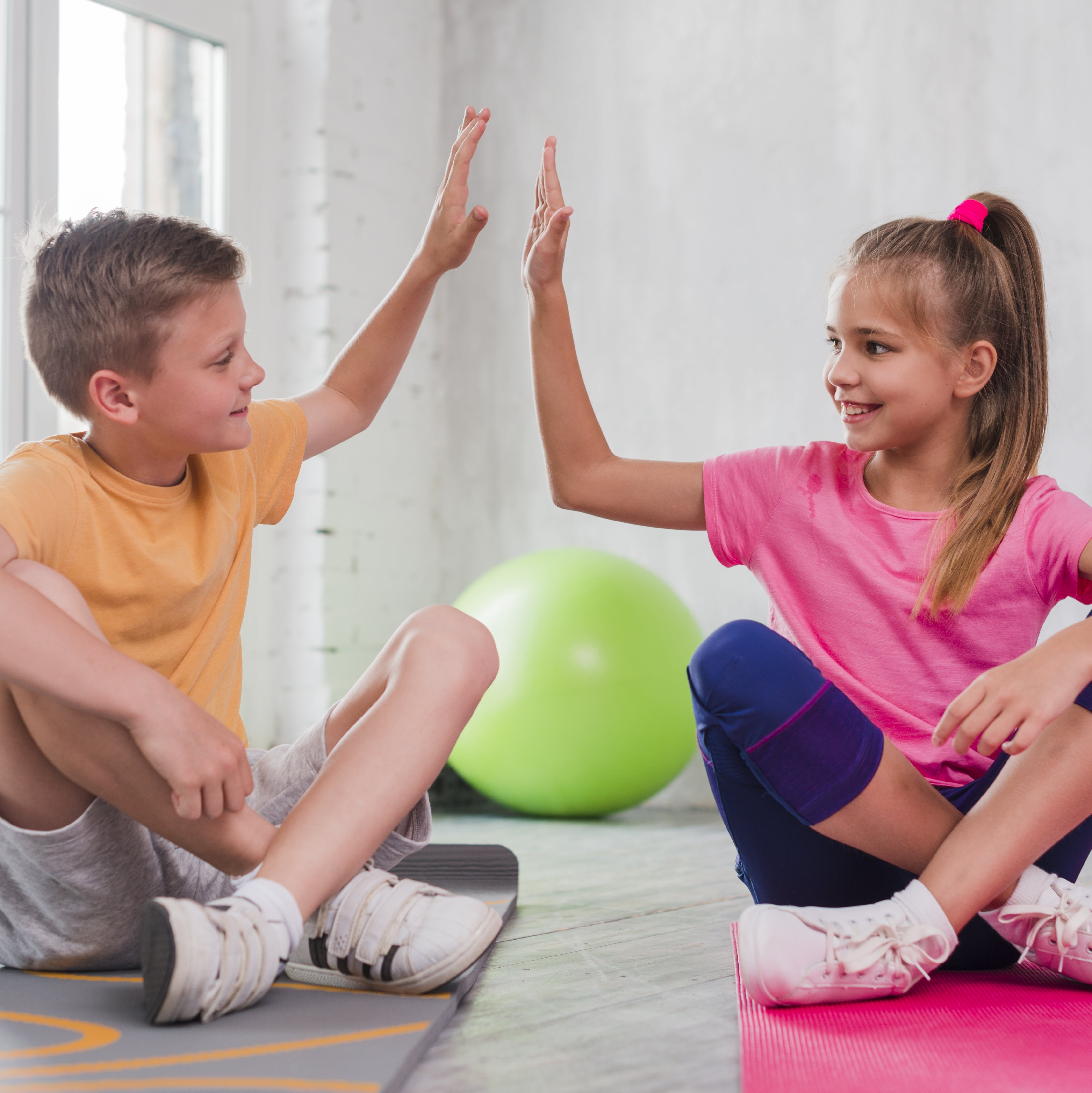 Schülerin und Schüler die zusammen Sport machen