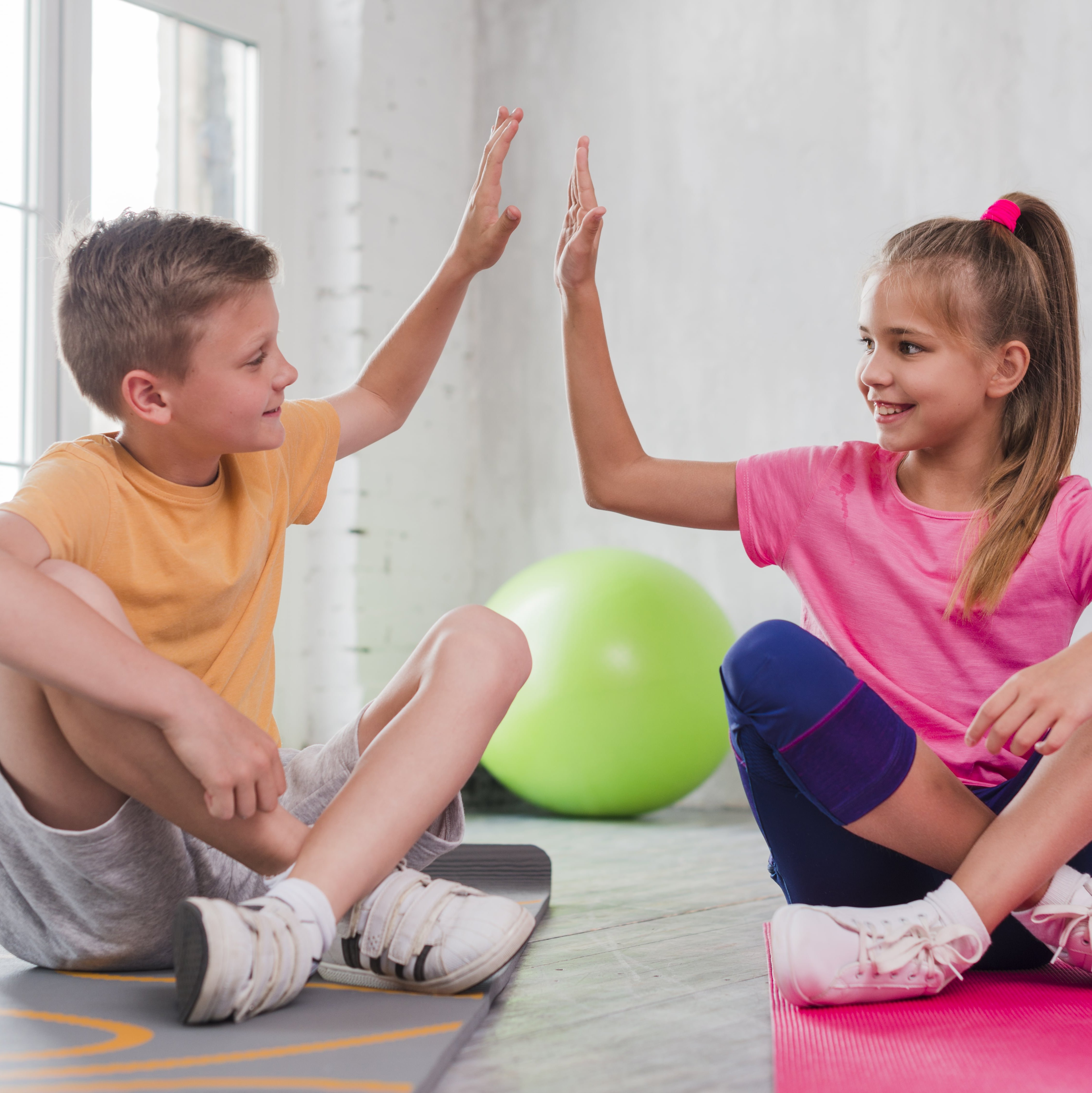 Schülerin und Schüler die Sport machen 