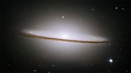 4_sombrero_galaxie_hubble.jpg M 104, Hubble-Weltraumteleskop