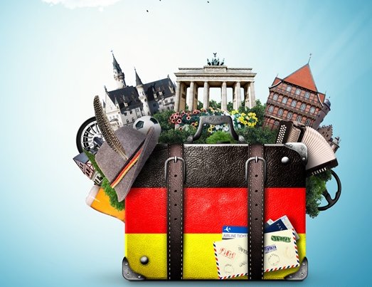 Koffer mit Deutschlandflagge und bekannten Sehenswürdigkeiten
