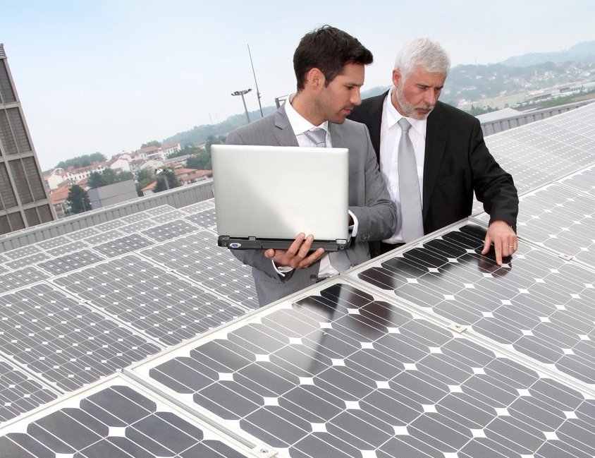Elektroniker vor Solarpanelen