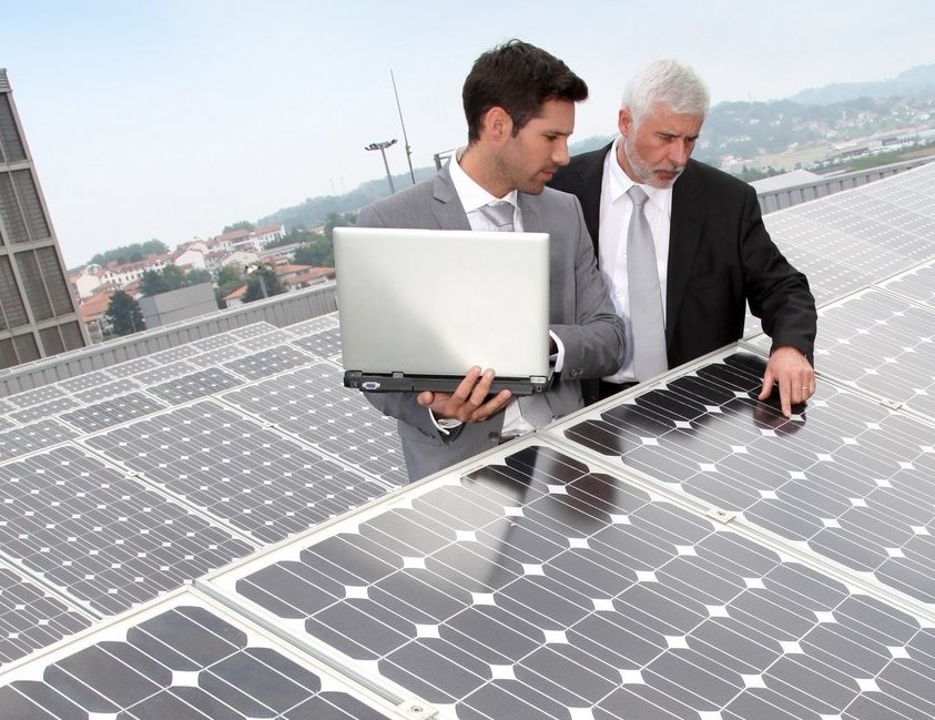 Elektroniker vor Solarpanelen