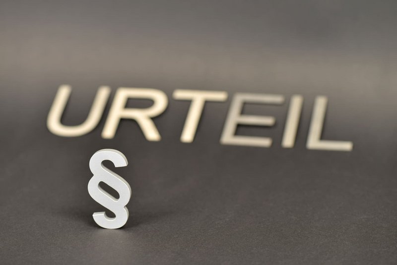 Urteil mit Paragraphenzeichen