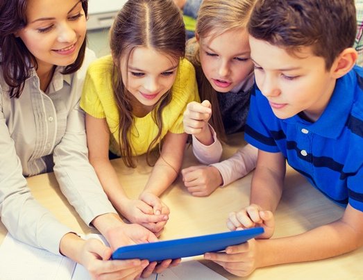 Grundschulkinder am Tablet