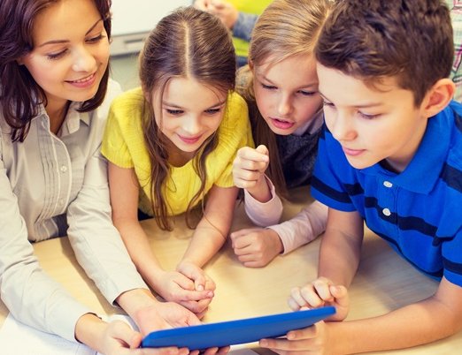 Grundschulkinder am Tablet