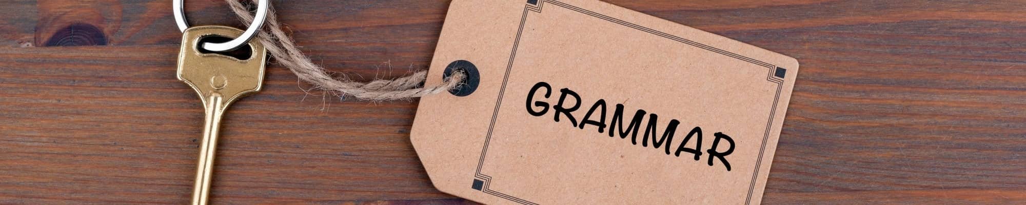 Schlüssel mit Anhänger, auf dem "Grammar" steht