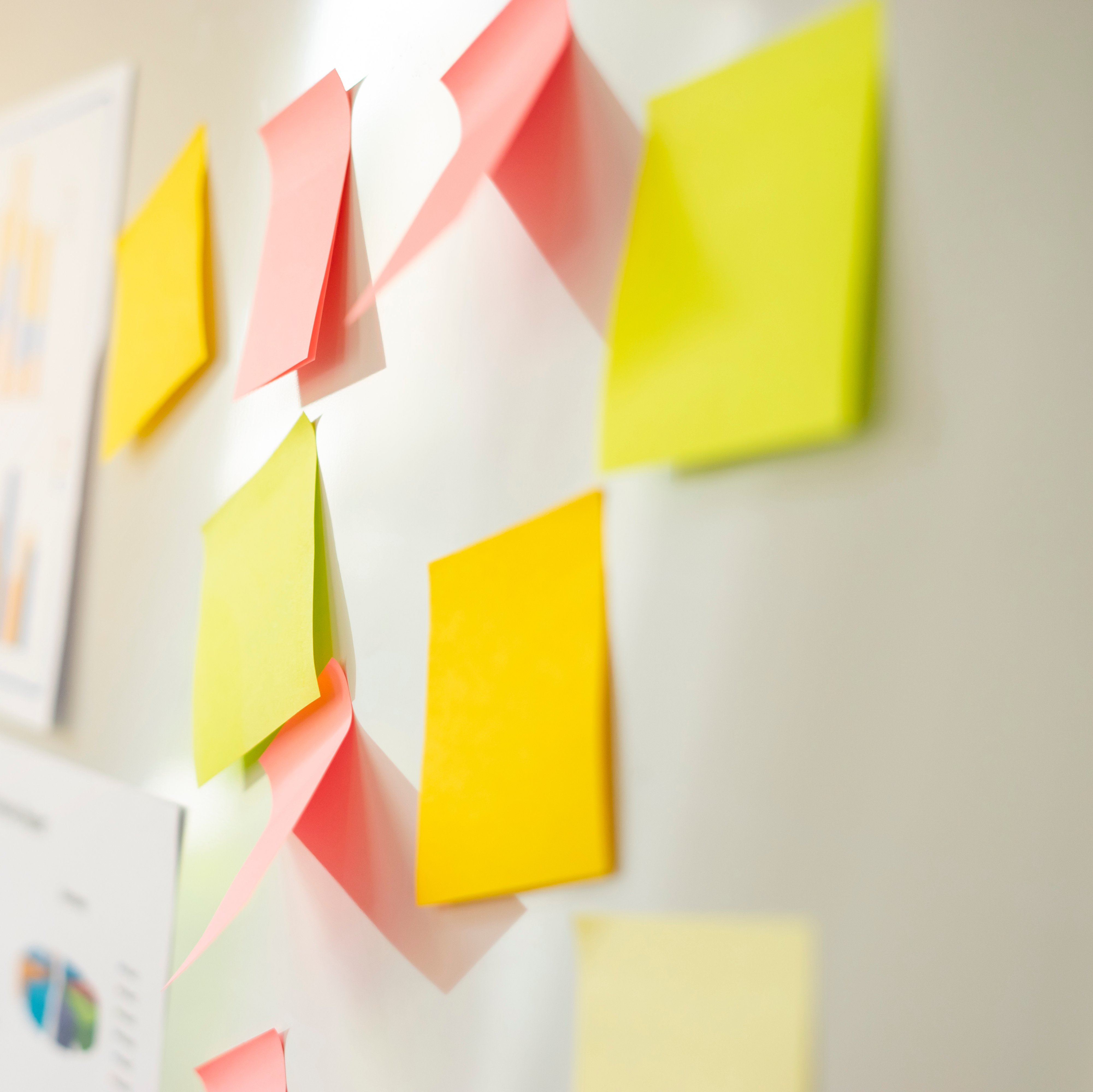 Das Stundenplanforum zur Einsatzplanung Post-Its an einer Tafel