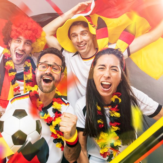 Unterrichtseinheit zum Thema Fußball-Song schreiben Fußballfans mit Deutschland-Accessoirs