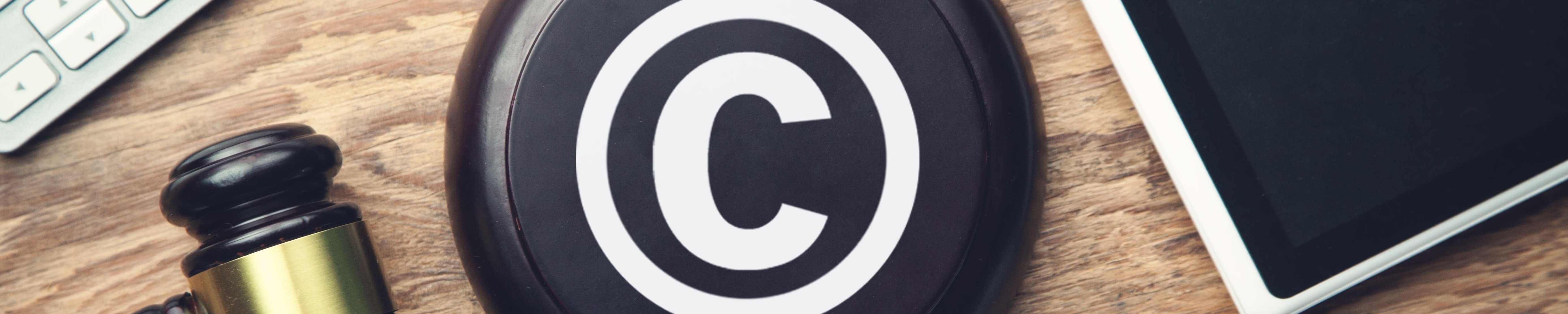 Zeichn Copyright Urheberrecht neben technischen Geräten und Gerichtshammer