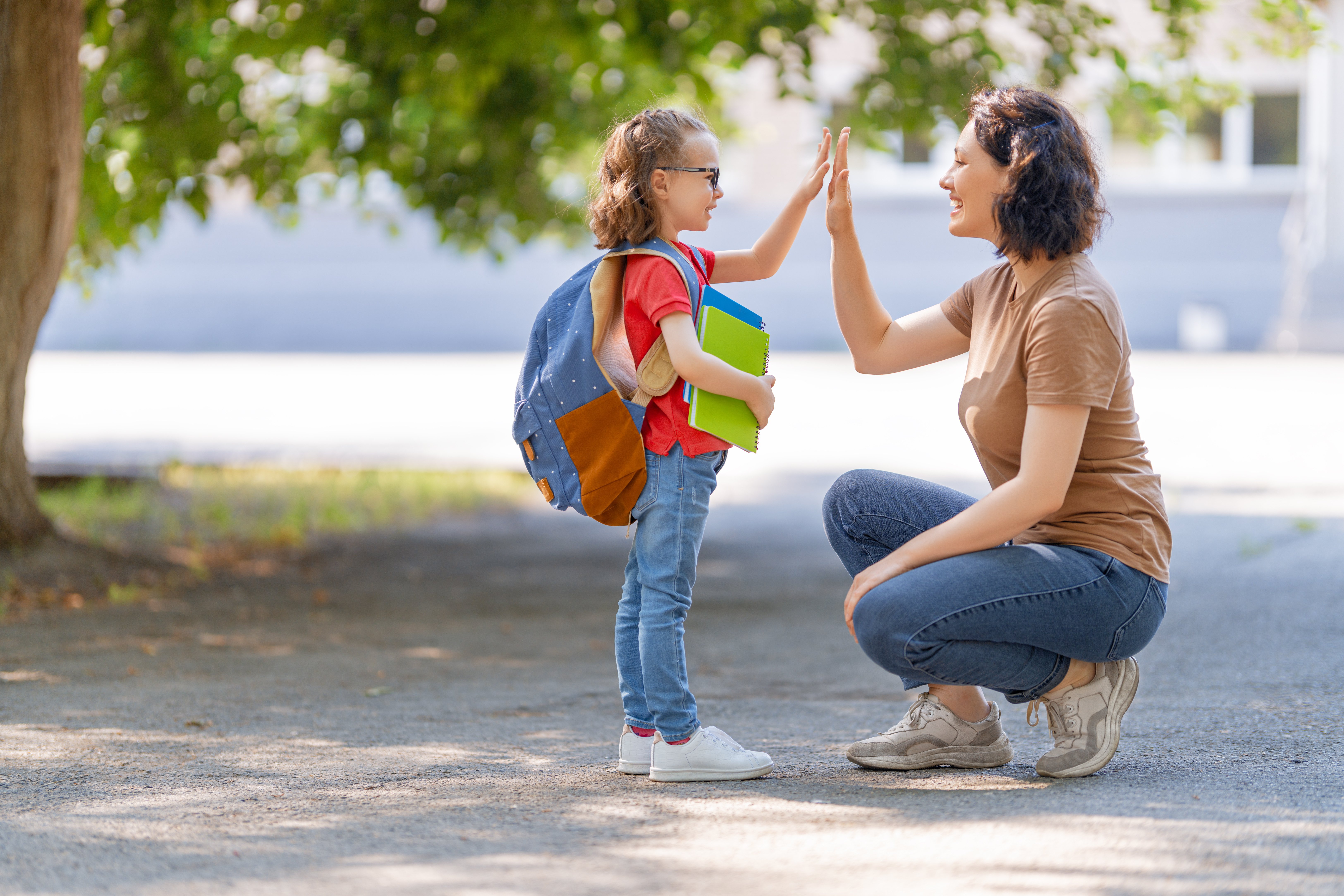 Frau mit Kind im Gespräch
