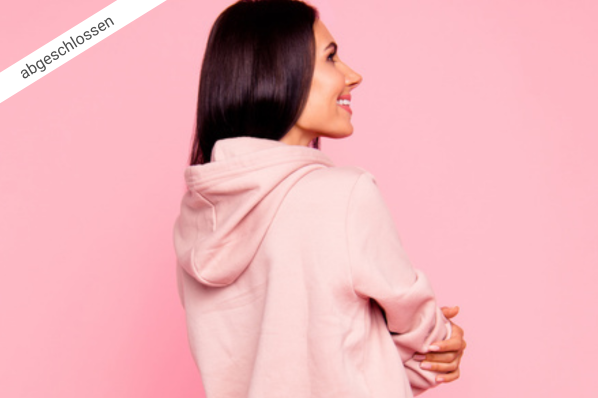 Frau mit rosafarbenem Hoodie vor einem rosa Hintergrund