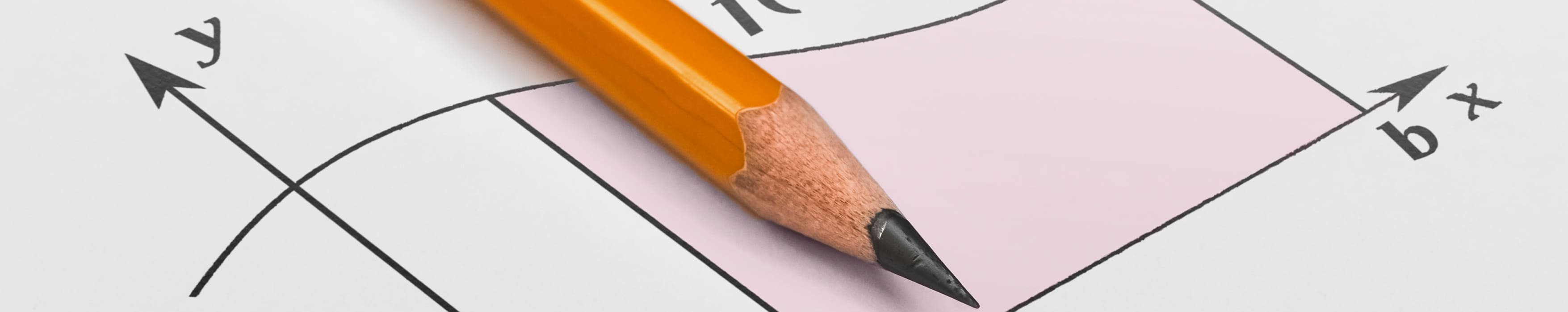Bleistift auf gedrucktem Graphen