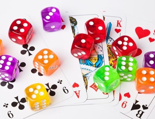 bunte Würfel und Spielkarten