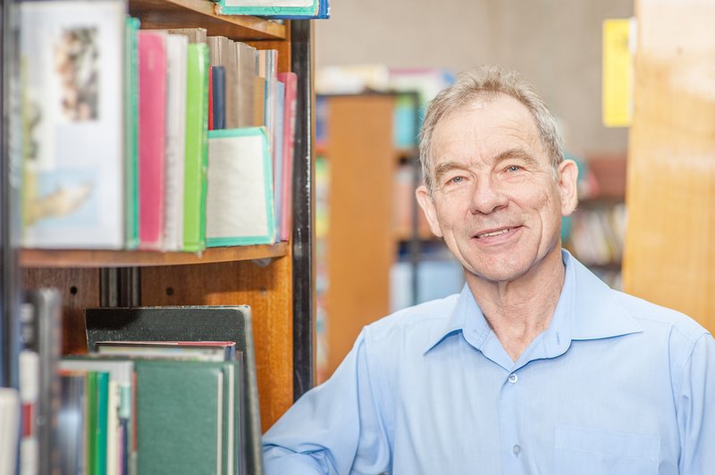 Älterer Lehrer in Bibliothek