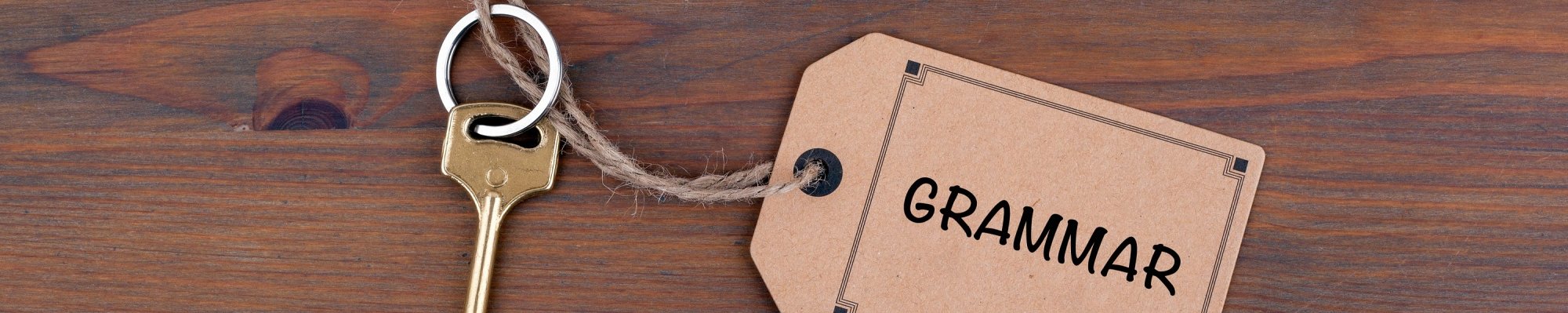 Schlüssel mit Anhänger, auf dem "Grammar" steht