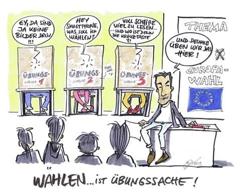 Cartoon der Woche: Wählen ist Übungssache Drei besetze Übungskabinen stehen nebeneinander. Lernende sehen den Wählenden zu. Am Rand sitzt ein Lehrer auf dem Pult - hinter ihm das große Plakat: Thema Europawahl. Aus den Wahlkabinen hört man: „Ey, da sind ja keine Bilder drin!!!“ und „Hey, Smartphone, was soll ich wählen?“ und „voll scheiße viel zu lesen… wo ist denn die Kreuztaste?!“ Daran anknüpfend erklärt der Lehrer den Zuschauenden: „…und deshalb üben wir das hier!“